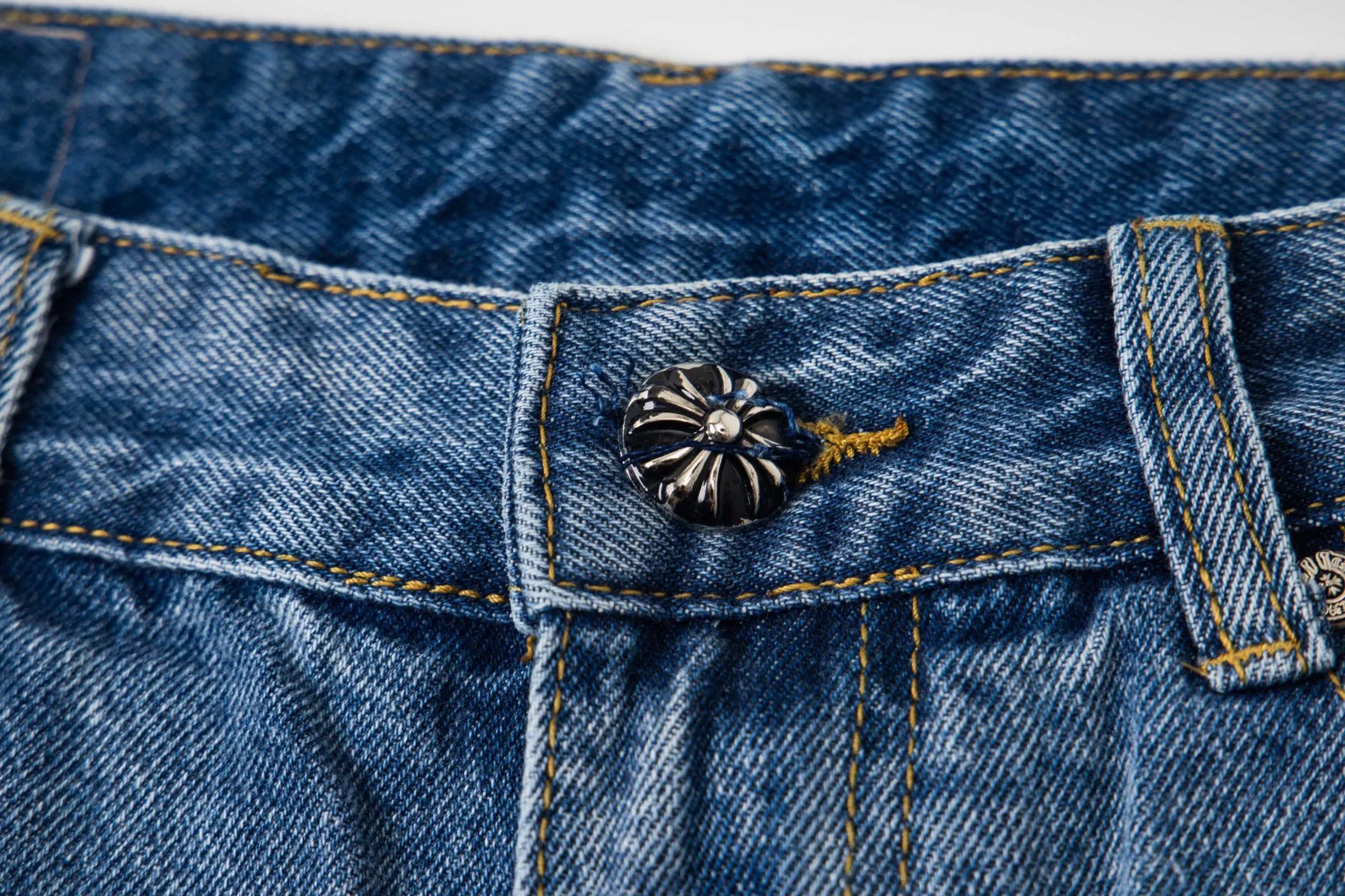 P260 Chrome Hearts Light Blue Pants Sanskrit Red and White Leather Jeans CH jeans need to be washed and then dismantled and hand-stitched with sheepskin cross leather and then spliced ​​together. The whole piece has too many craftsmanship to explain. The patchwork cross pattern is embellished, and the high-waisted washed jeans! ! Absolutely high-end luxury products, god-level single products and super popular products, made with top heavy industry, a must-see magic weapon. Customized hardware. The fabric is thick and soft after washing. It has good breathability. Customized small leather label. Unique design. The details are simple and elegant, and the workmanship is exquisite. The entire trousers are neatly routed and the details are in place! It’s so cool that both men and women can easily control the genderless trend! Style number: 1802# Color: blue Size: 28 30 32 34